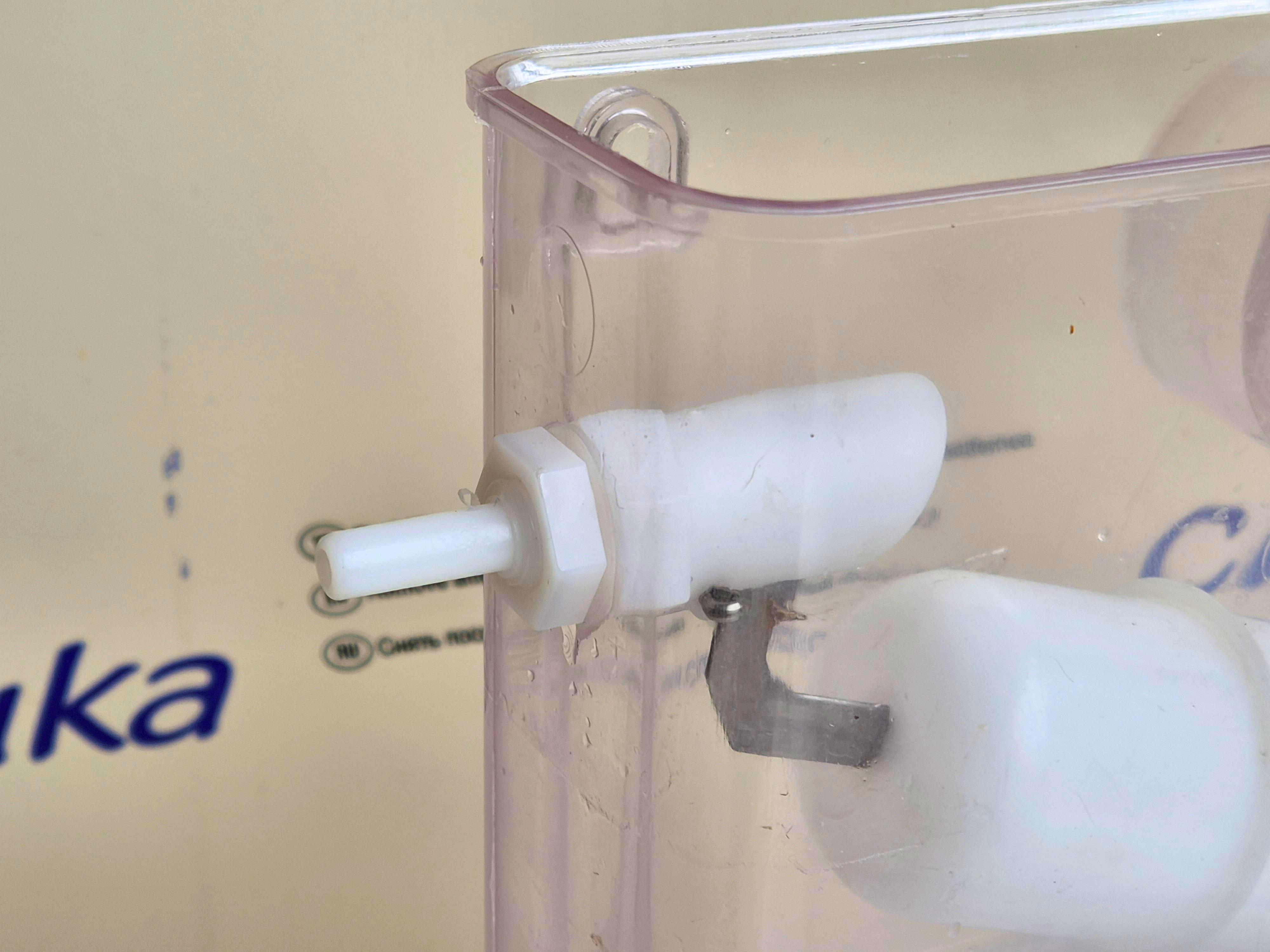 Installation du flotteur sur le bac transparent du système Humisonic Cimuka