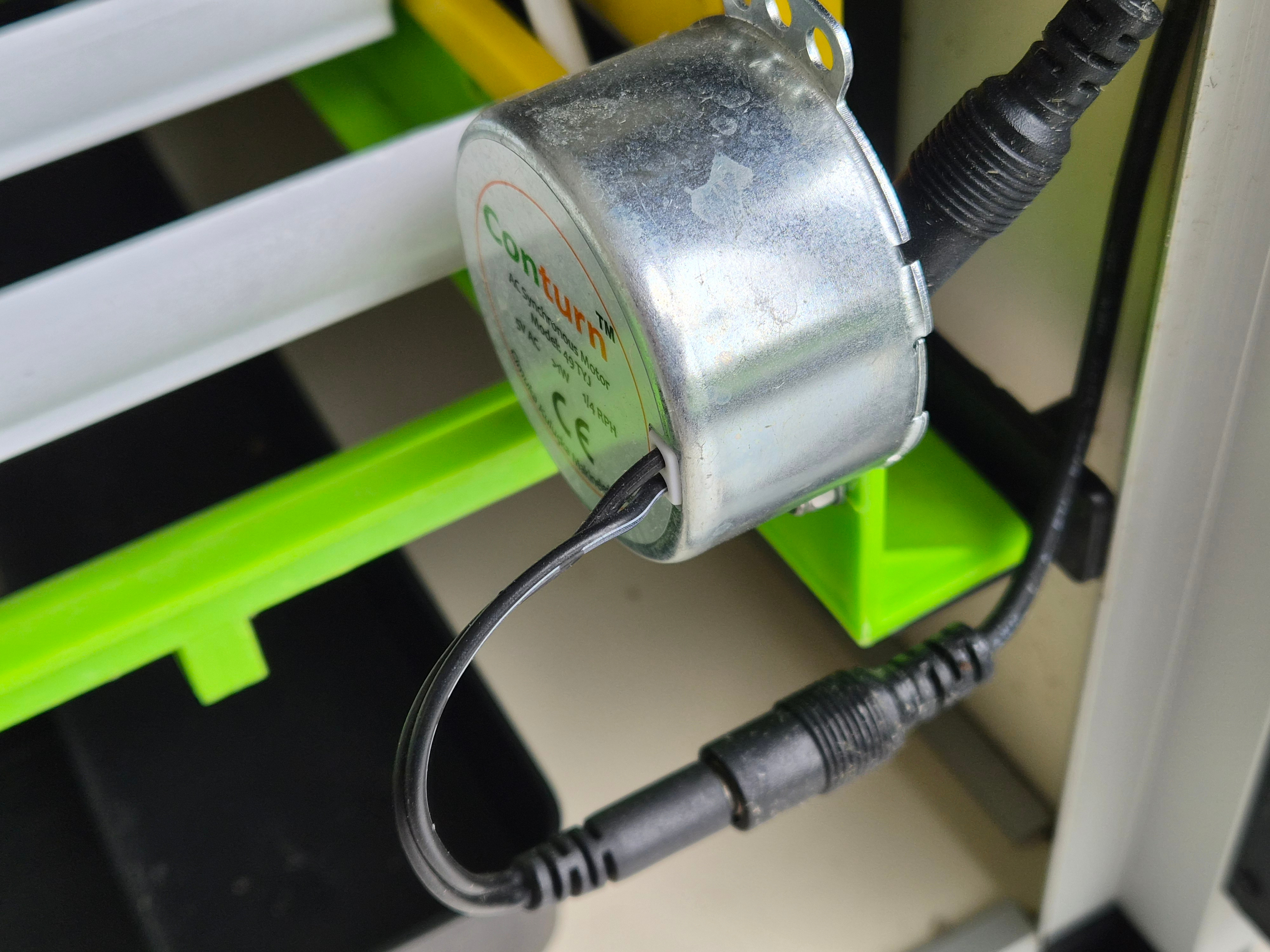 Branchement du moteur Conturn sur le câble de distribution d'une couveuse Cimuka CT