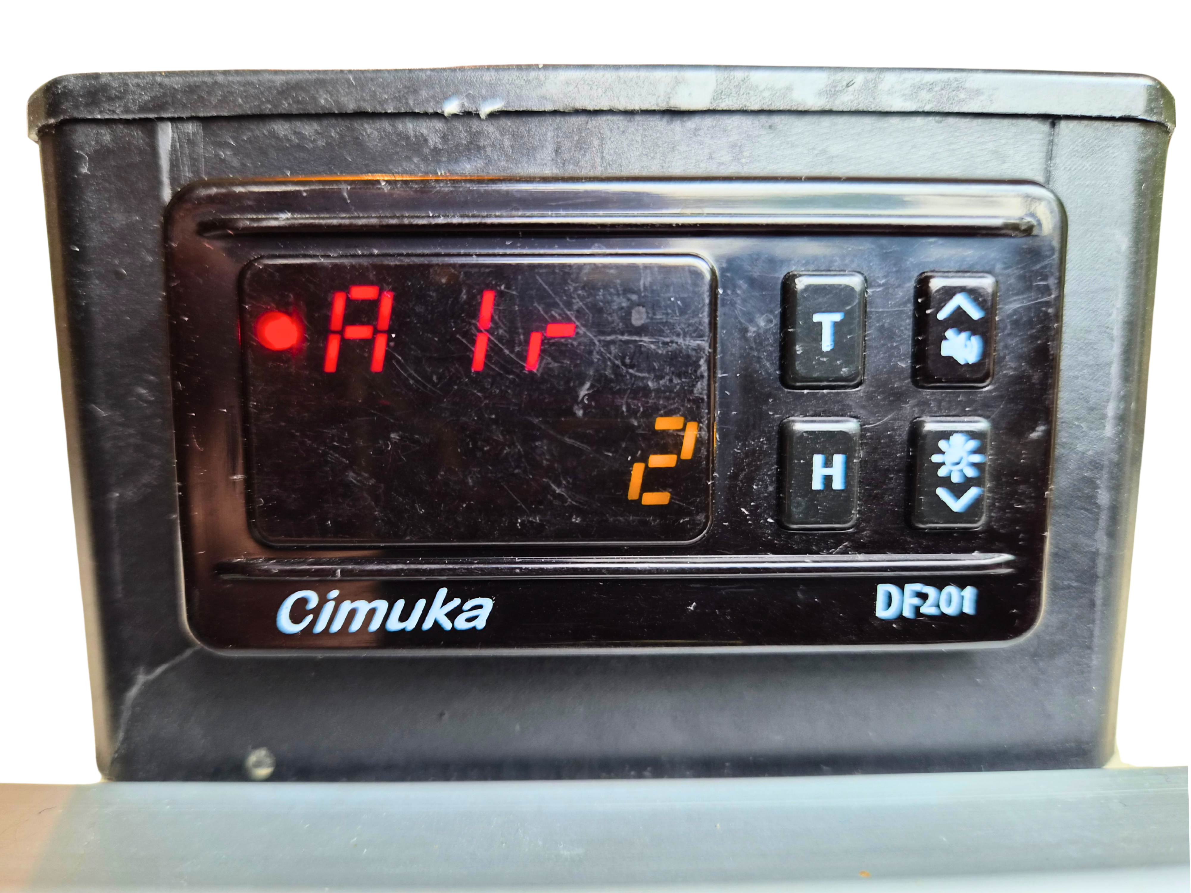 Alarme de température basse Alr 2 sur le thermostat Df201 d'une couveuse Cimuka CT lors de la première mise en chauffe