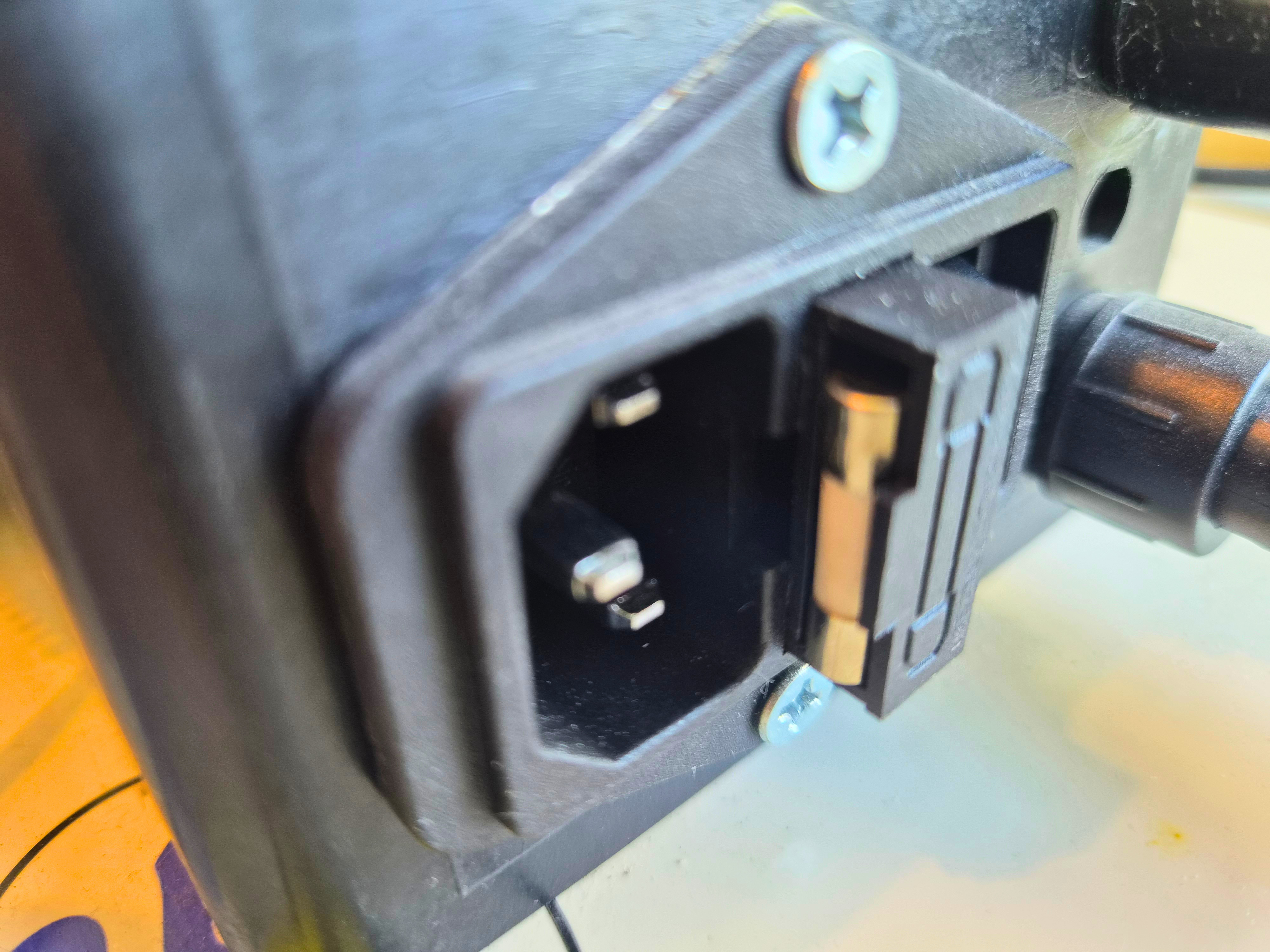 Emplacement du fusible utilisé et du fusible de remplacement sur une couveuse Cimuka